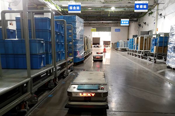與(yu) AGV小車聯動快速卷簾門